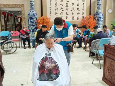 志愿者为长者献爱心